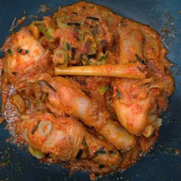 Setelah masak, matikan api, tambahkan daun bawang dan aduk kembali. Sajikan setelah matang.