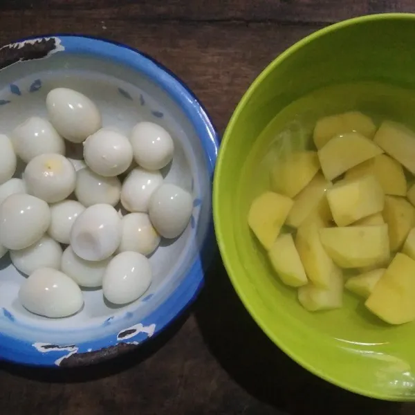 Rebus telur hingga matang, kupas dan sisihkan. Kupas kentang lalu potong-potong dan rendam terlebih dahulu selagi menyiapkan yang lain.