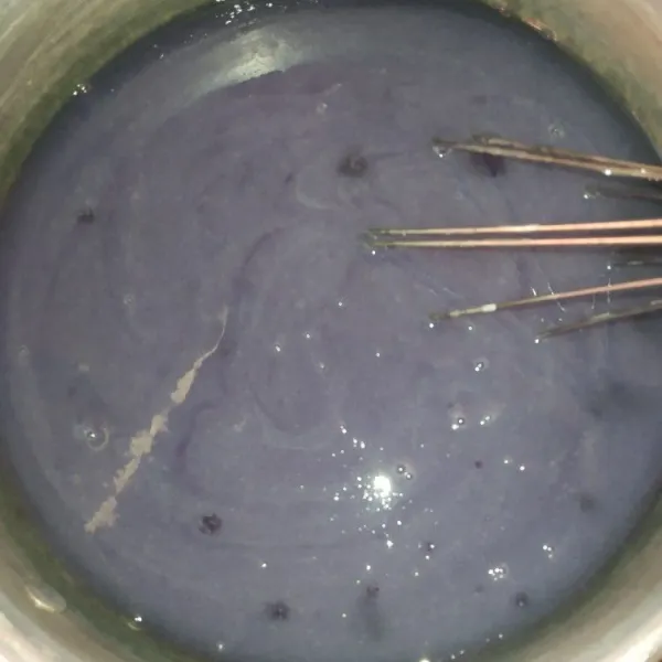 Matikan api kemudian masukkan adonan dalam cetakan. Biarkan hingga mengeras, selanjutnya sajikan.