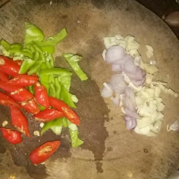 Siapkan bawang merah, bawang putih, cabe hijau, dan cabe merah kemudian tumis dengan minyak panas.