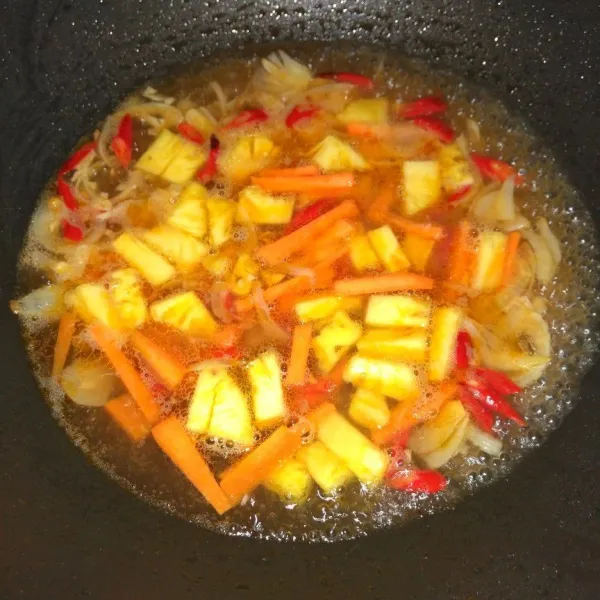 Kemudian beri air, masukkan wortel dan nanas. Masak hingga wortel matang dan nanas tercium aromanya.