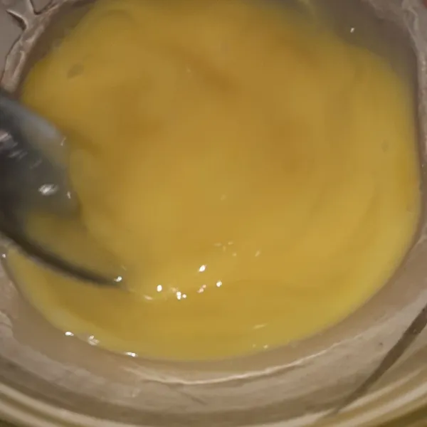 Adonan telur: siapkan wadah, masukkan telur dan kocok lepas.