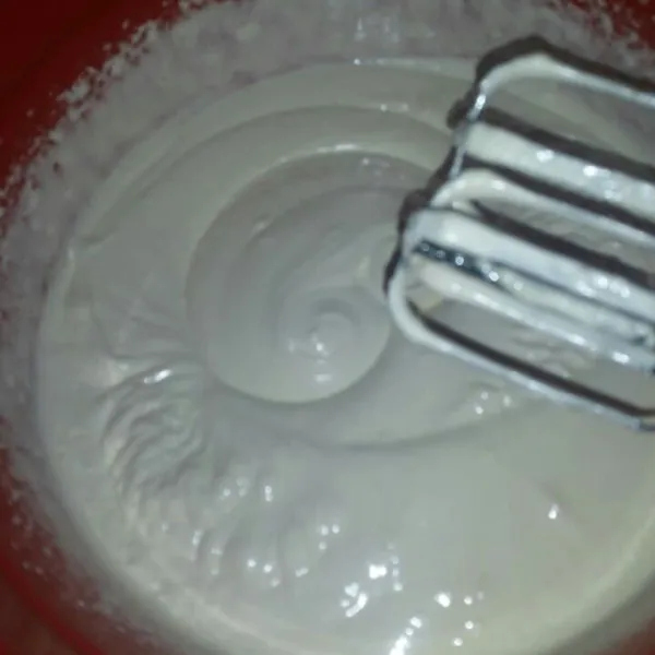 Kocok sampai adonan putih kental berjejak.
