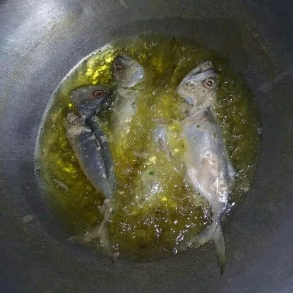 Goreng ikan, sebelum di goreng balut ikan dengan putih telur sebagai perekat agar adonan tidak berceceran. Goreng hingga menjadi kuning.