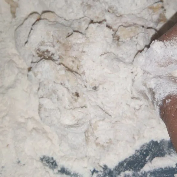 Gulingkan lagi di tepung sambil dicubit cubit agar kriwil.