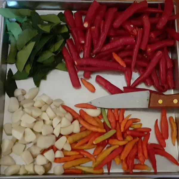 Iris kasar semua bumbu, buang tulang daun jeruk.