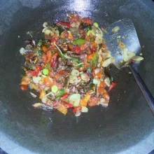 Aduk hingga semua tercampur rata, lalu tes rasa, jika suka lebih asin boleh di tambah sedikit garam, aduk rata lalu sajikan bersama nasi hangat.
