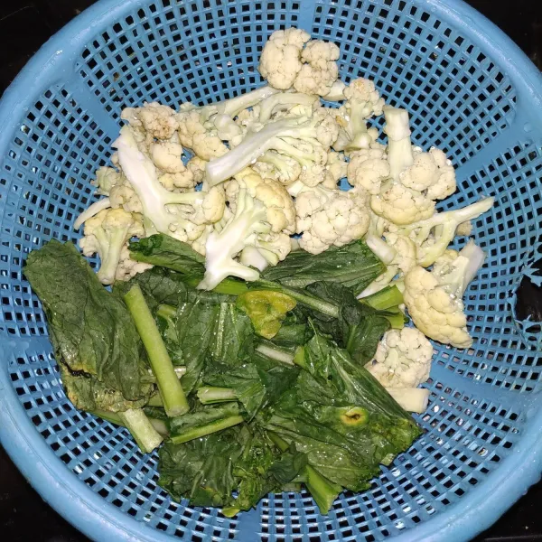 Potong sawi dan bunga kol lalu cuci bersih.