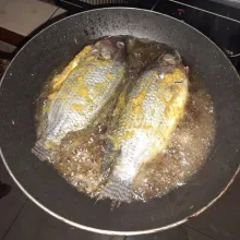 Panaskan minyak, goreng ikan hingga berwarna keemasan.