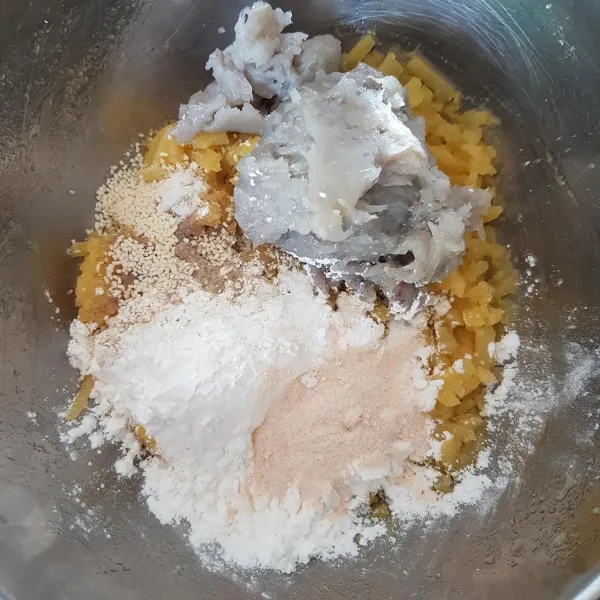 Selanjutnya masukkan udang, tepung maizena, bubuk bawang putih, merica bubuk, garam, dan kaldu jamur bubuk, aduk hingga rata.