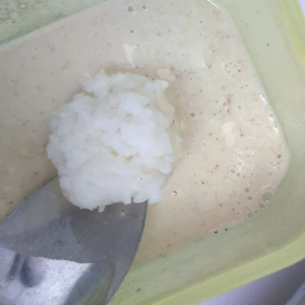 Encerkan tepung bumbu dengan air, dan celupkan bola-bola nasi ke dalam tepung bumbu cair.