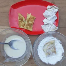 Celupkan potongan telur ke adonan basah lalu adonan kering, sisihkan.