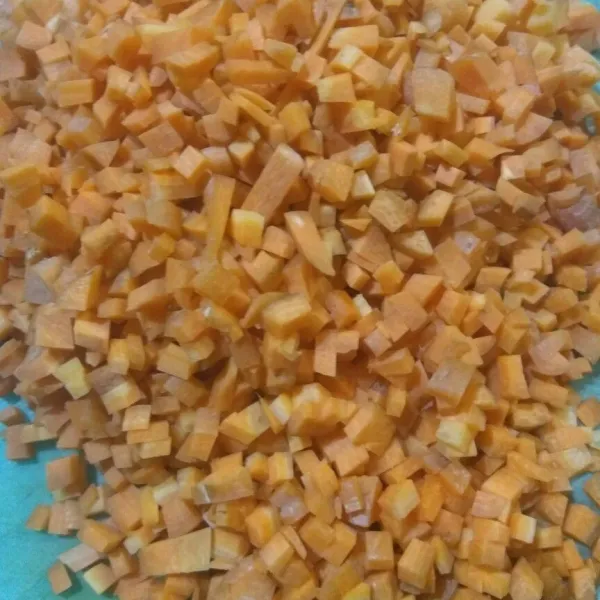 Potong wortel berukuran kotak-kotak kecil, kemudian sisihkan terlebih dahulu.