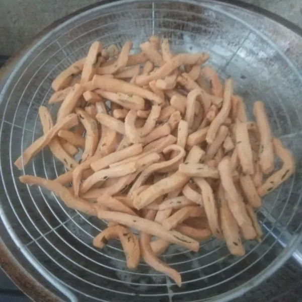 Angkat dan tiriskan. Masukkan dalam wadah kedap udara setelah dingin.
