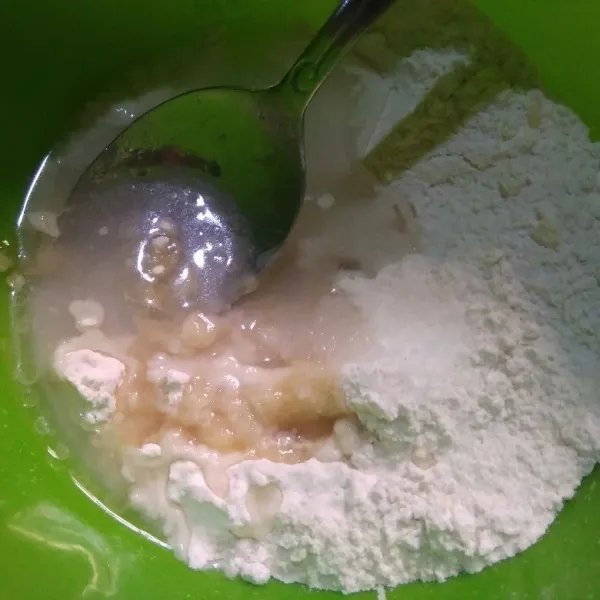 Campurkan semua bahan kulit, aduk rata, kemudian uleni hingga kalis.