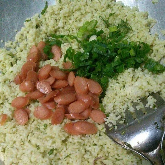 Masukkan sosis goreng dan daun bawang, aduk rata kembali kemudian koreksi rasanya, jika sudah pas angkat dan sajikan segera selagi hangat.
