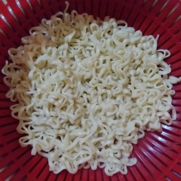 Rebus mie instan setengah matang, tiriskan.