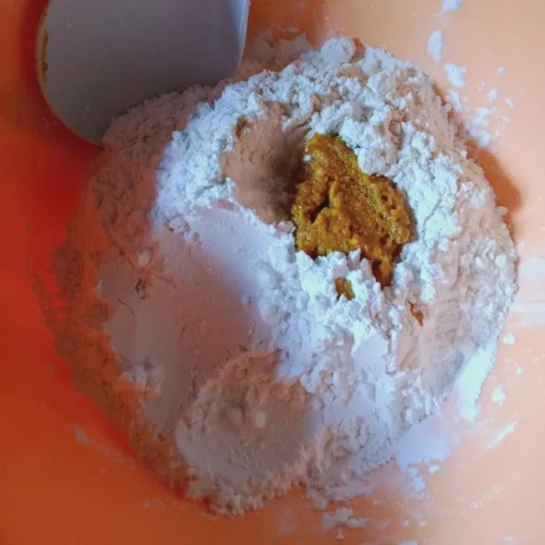 Ulek bumbu halus lalu masukkan ke dalam tepung, tambahkan air lalu aduk sampai tidak menggumpal, tes rasa.