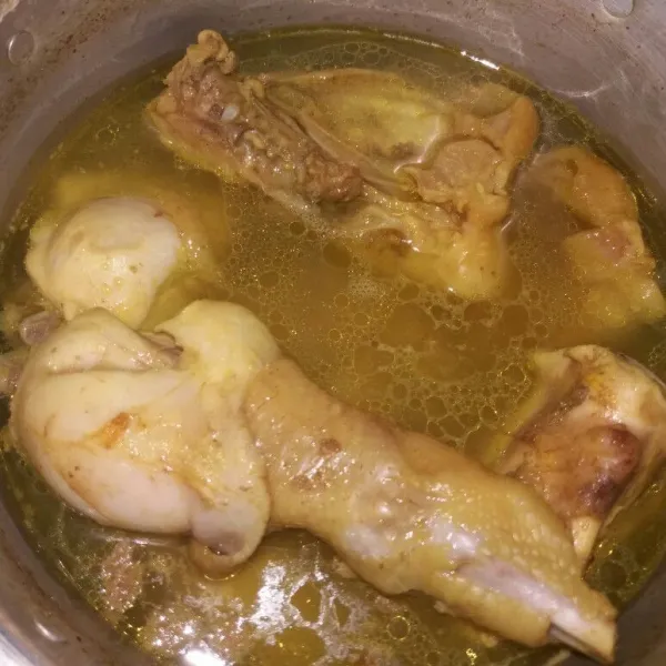 Rebus hingga ayam matang, lalu tiriskan.