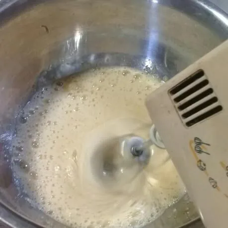 Mixer telur, gula, dan SP sampai berwarna putih pucat.