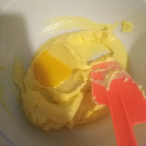 Masukkan kuning telur, aduk hingga rata.