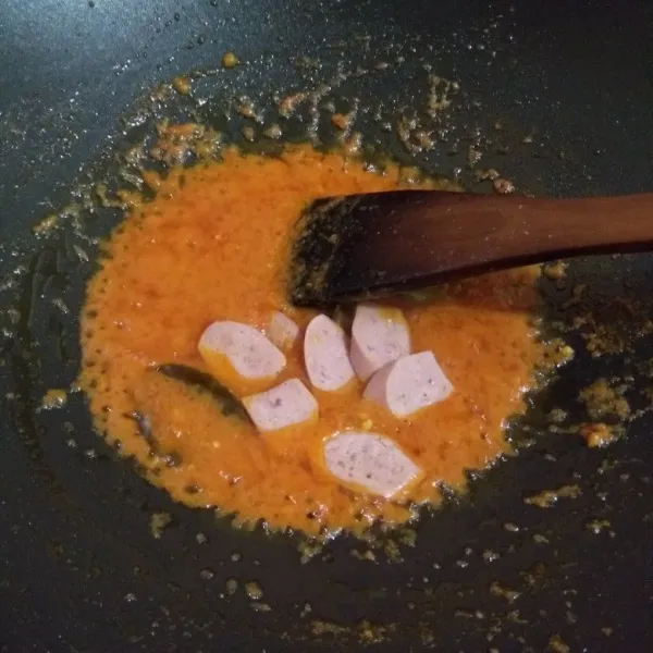 Masukkan irisan sosis, aduk rata.