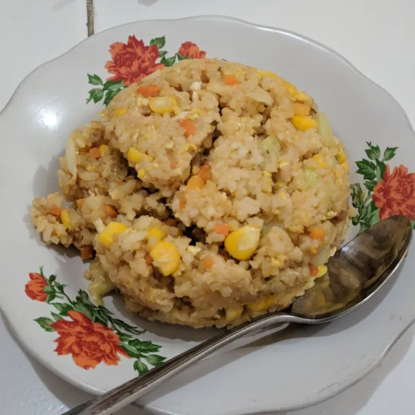 Ambil mangkok, lalu masukan nasi dan cetak ke piring.