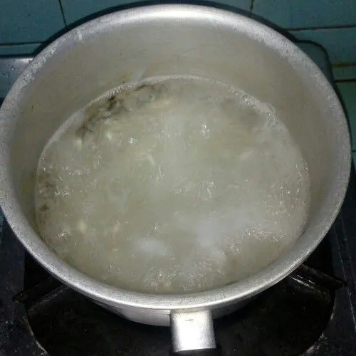 Untuk kuah, bisa dibuat dengan merebus air ditambahkan bawang putih, merica, dan garam yang telah dihaluskan.