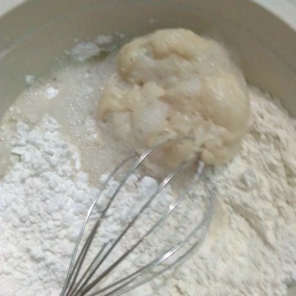 Campur tepung tapioka, terigu, vanili, gula pasir dan biang.