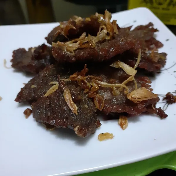 Sajikan daging dengan taburan bawang goreng.
