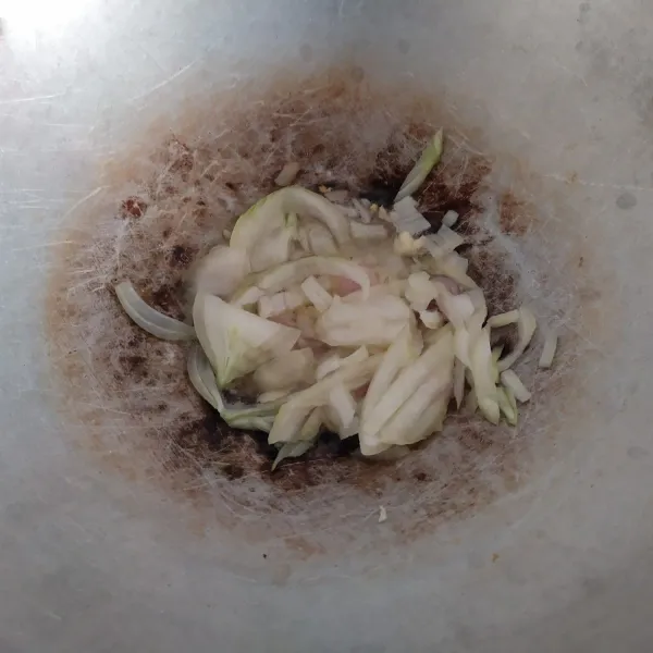 Panaskan minyak, tumis bawang merah, bawang putih, dan bawang bombay hingga harum.