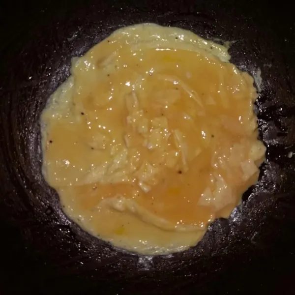 Masak telur yang telah dikocok setengah matang supaya lebih creamy.