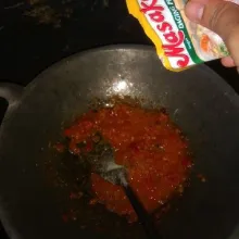 Tambahkan penyedap rasa, sambil di tumis.