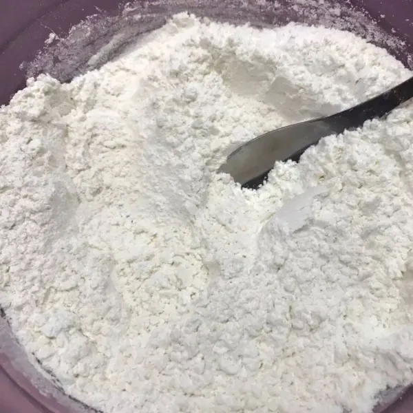 Di wadah terpisah, campurkan adonan kering (tepung terigu,tepung beras) dengan perbandingan 4:1. Aduk hingga rata.