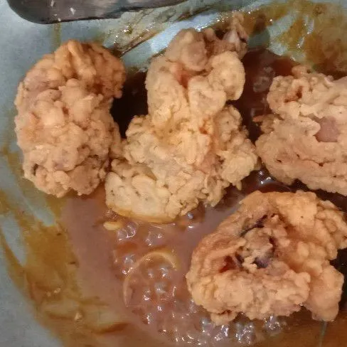 Masukkan ayam goreng crispy, aduk hingga tercampur saos, angkat dan sajikan.