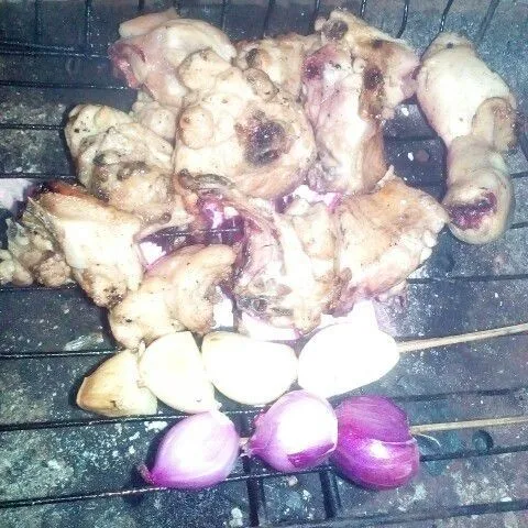 Bakar ayam sampai matang, bakar bawang merah dan bawang putih.