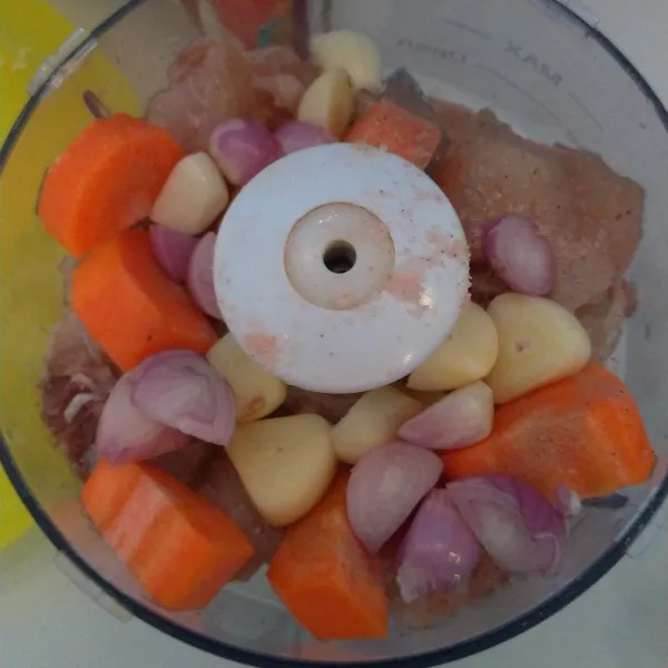 Chopper semua bahan menjadi satu, daging ikan tengiri, potongan wortel, bawang merah, bawang putih, lada, dan garam.
