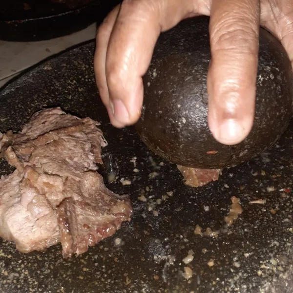 Kemudian geprek atau pipihkan daging yang dipotong tadi.