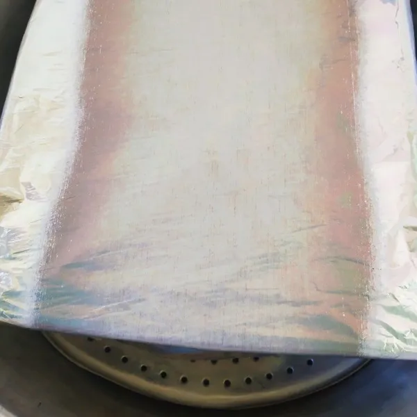 Panaskan kukusan kemudian masukkan wadah kue yang telah ditutupi dengan aluminium foil (bagi yang tidak mengalasi kukusannya dengan kain). Kukus selama kurang lebih 30 menit. Angkat dan sajikan.