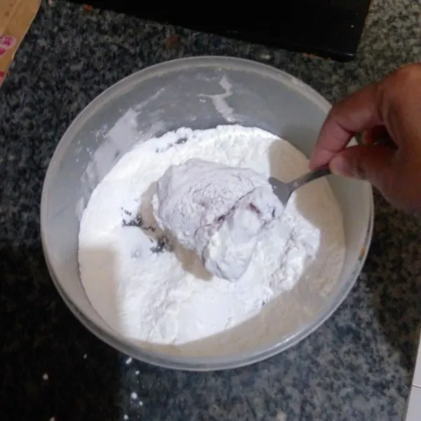 Taburi ayam dengan garam dan merica bubuk. Diamkan beberapa saat, lalu balur dengan tepung maizena hingga menutupi seluruh permukaannya.