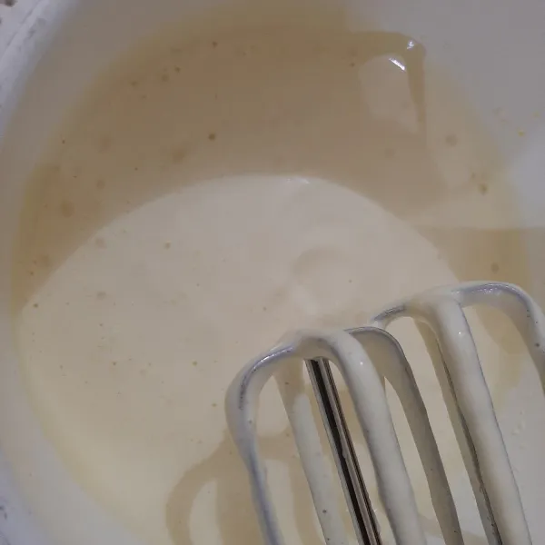 Mixer hingga adonan mengembang dan putih pucat.