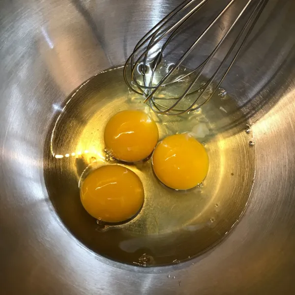 Masukkan telur kedalam wadah.