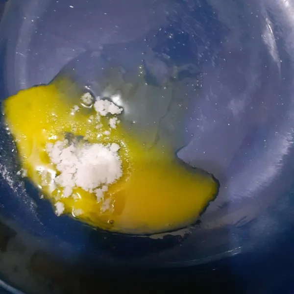Siapkan wadah, masukkan bahan kuning telur, vanilli dan garam.