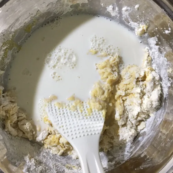 Untuk membuat kulit risoles campurkan tepung terigu, telur, susu cair, dan air, aduk hingga tidak ada adonan bergerindil. Tambahkan sejumput garam lalu saring adonan agar lebih halus lagi.
