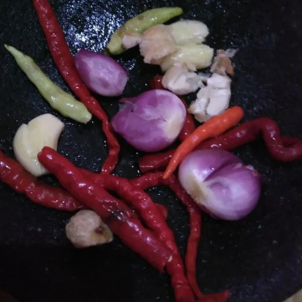 Cuci bersih bumbu, tiriskan.