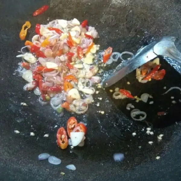 Panaskan wajan lalu beri minyak, jika minyak sudah panas masukkan bumbu iris kecuali tomat, tumis hingga harum.