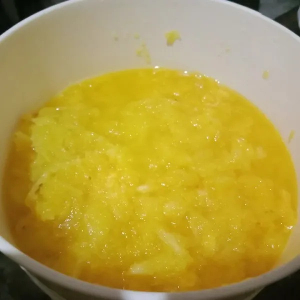 Parut nanas dengan menggunakan parutan keju.