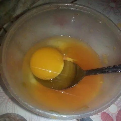 Kocok telur sampai merata.