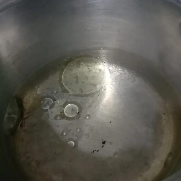 Siapkan air yang sudah mendidih lalu beri sedikit minyak goreng.