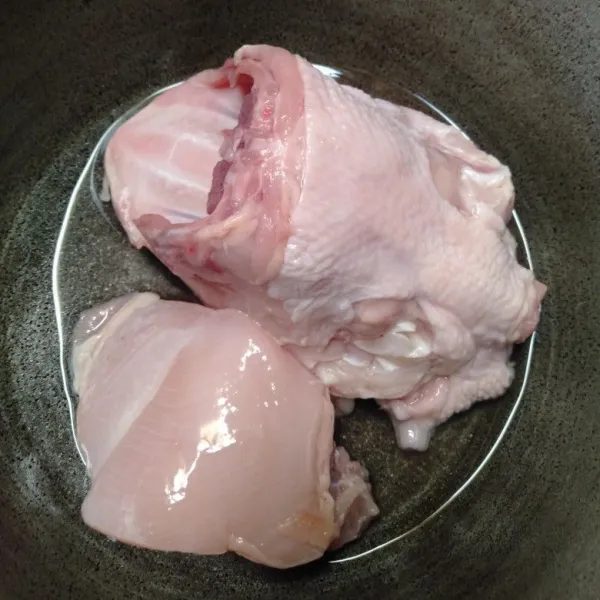Cuci bersih daging ayam.